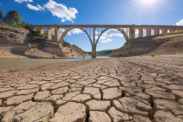 Ausgetrocknetes Flussbett © AdobeStock_Q_Guadalajara, Castilla, Spain